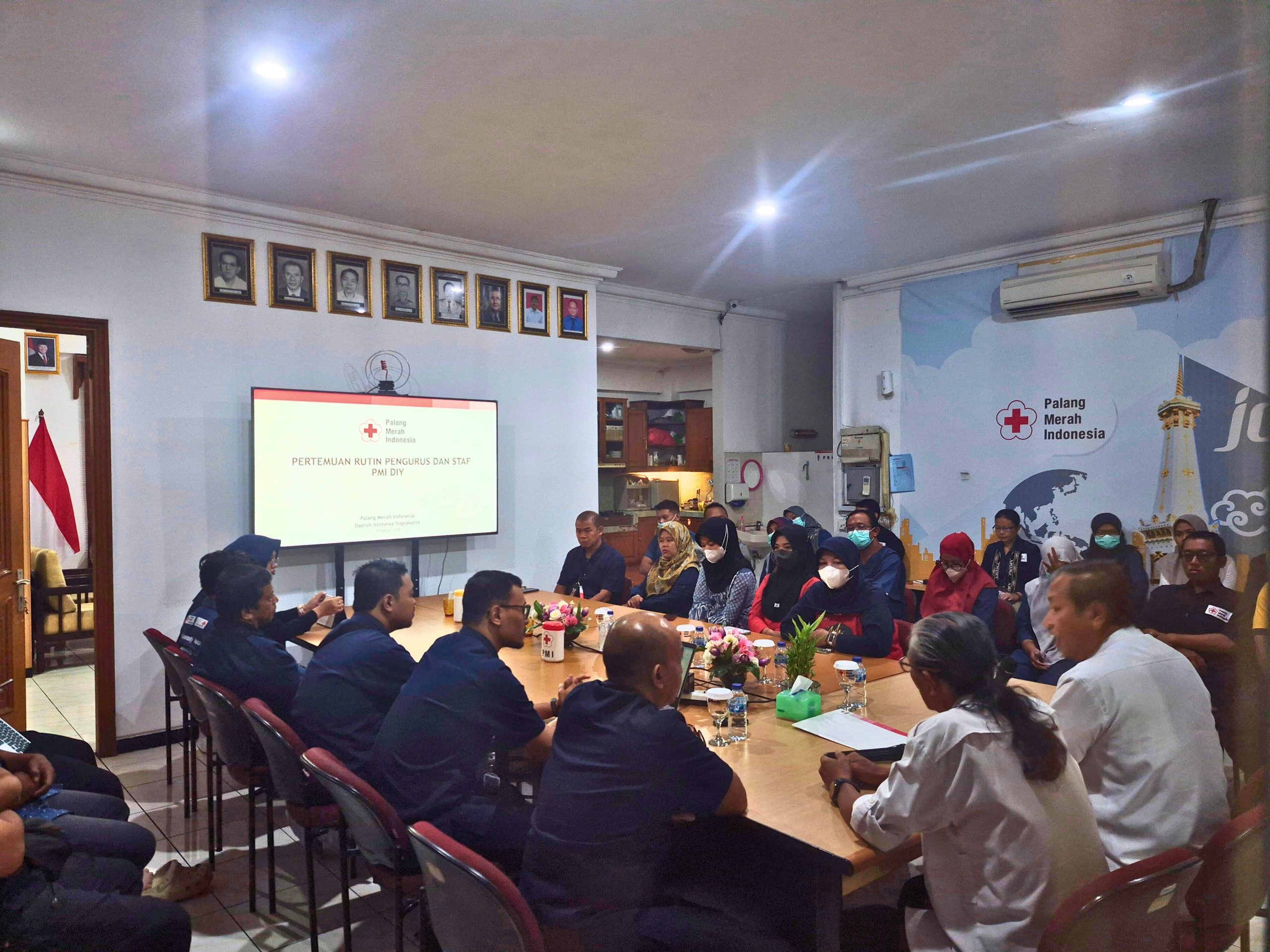 Seluruh Pegawai PMI Purwakarta ikuti Pertemuan Rutin Pengurus dan Staf