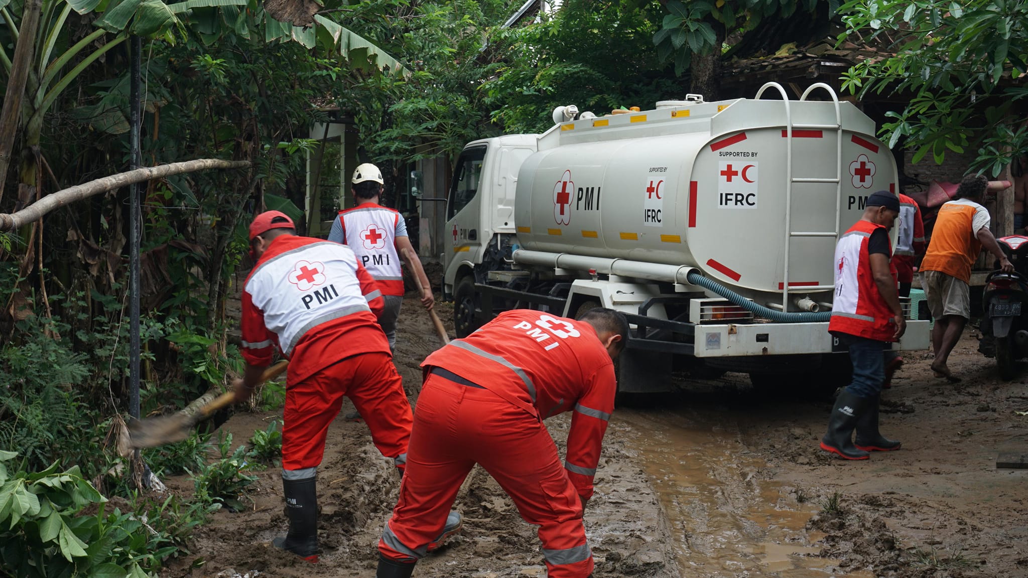 Respons Cepat Dampak Bencana Hidrometeorolgi: PMI Purwakarta Lakukan Pembersihan Lingkungan